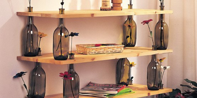 Libreria realizzata con bottiglie di vino vuote